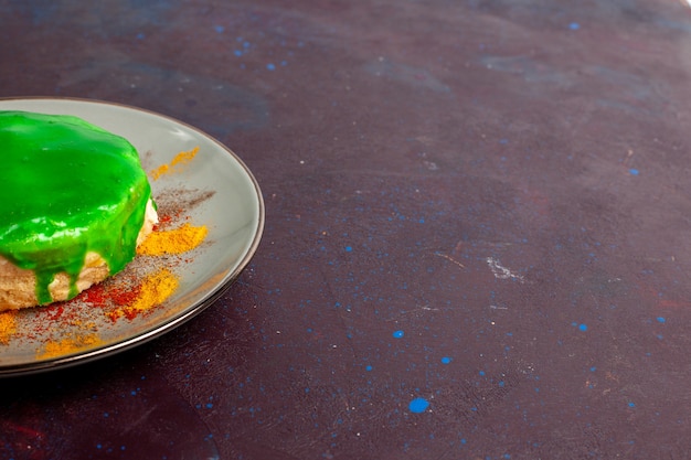 Vue avant petit gâteau délicieux avec de la crème verte sur le mur sombre gâteau biscuit au sucre tarte sucrée biscuits thé