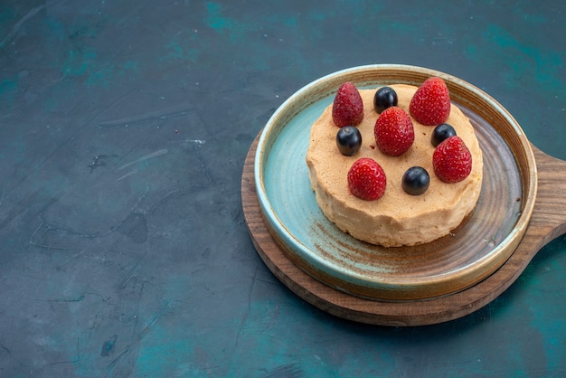 Vue avant petit gâteau avec des fraises fraîches dessus sur le bureau bleu foncé gâteau aux baies de fruits cuire la tarte à la pâte à sucre