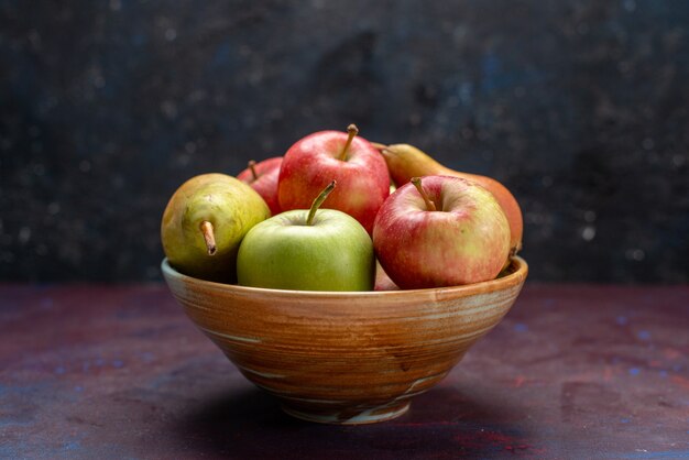 Vue avant de la plaque avec des fruits poires et pommes sur un bureau noir fruits mûrs frais mûrs doux vitamine