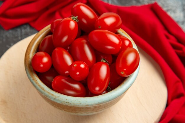 Vue avant de la plaque intérieure de tomates fraîches