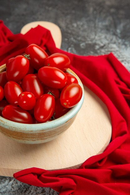 Vue avant de la plaque intérieure de tomates fraîches