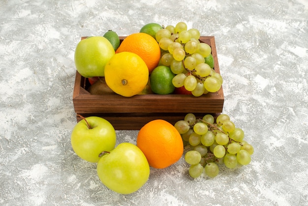 Vue avant des raisins frais avec des pommes feijoa et des mandarines sur fond whtie fruits doux mûres agrumes exotiques frais