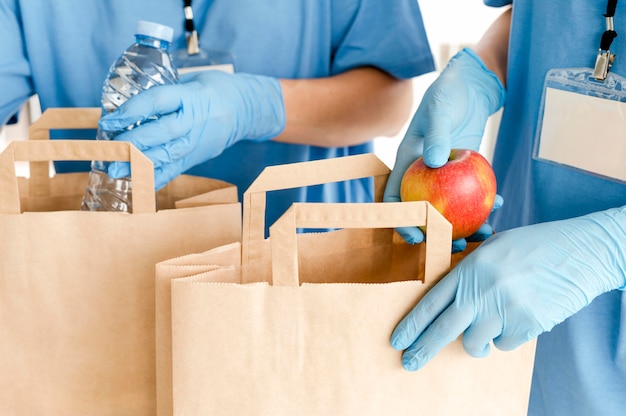 Vue avant des sacs de dons en préparation avec de la nourriture