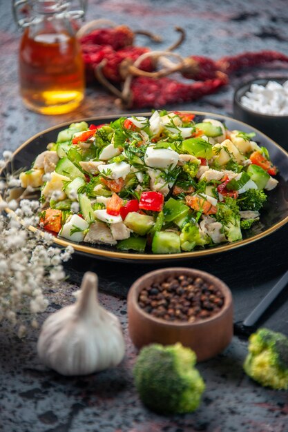 Vue avant salade de légumes se compose de fromage de concombre et de tomates à l'intérieur de la plaque sur fond bleu