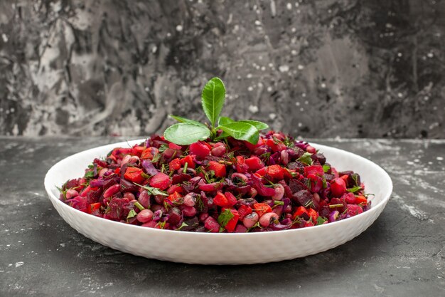 Vue avant de la salade de vinaigrette aux betteraves et haricots sur fond gris