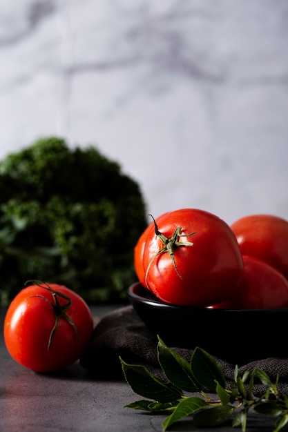 Vue avant des tomates dans un bol