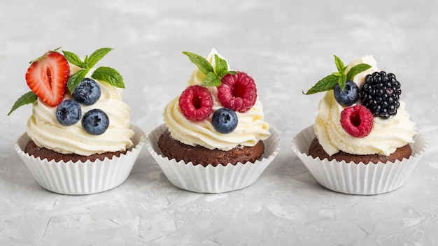 Vue avant vue petit gâteau savoureux avec des fruits des bois