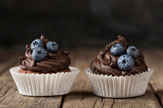 Vue avant vue savoureux petit gâteau au chocolat et myrtilles