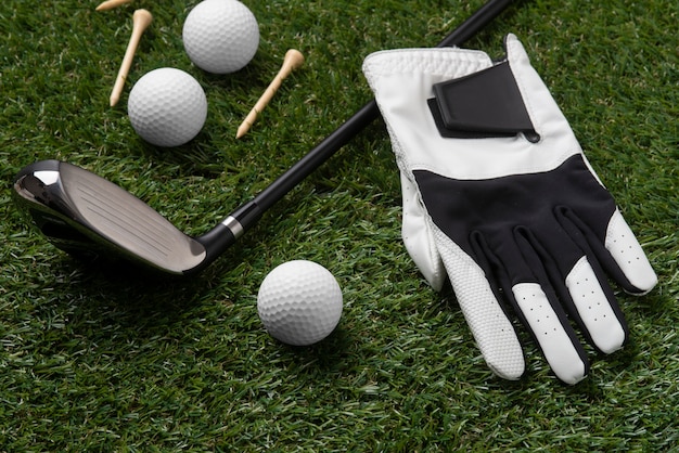 Photo gratuite vue des balles de golf avec d'autres accessoires