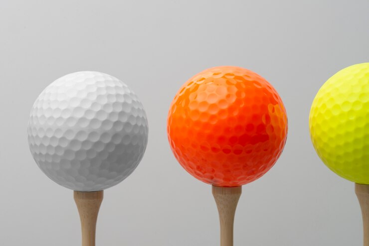 Photo gratuit vue des balles de golf avec d'autres accessoires