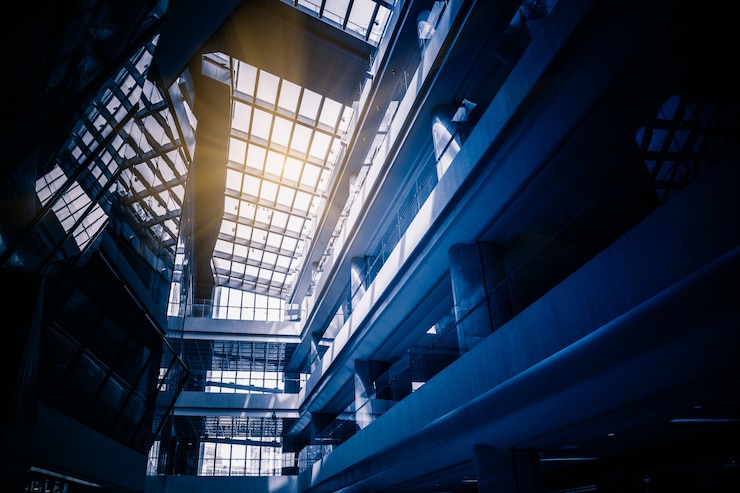 Photo gratuit vue en bas angle du toit en verre dans un bâtiment moderne