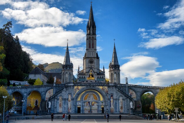 Vue De La Cathedrale De Lourdes France Photo Premium