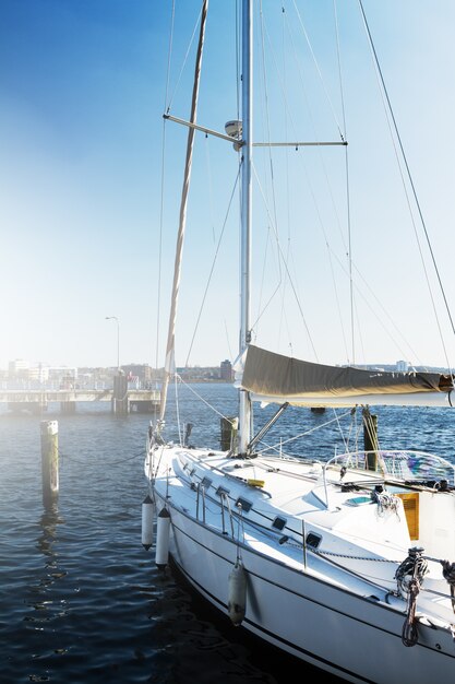 Vue de Beautiful White Yacht. Lumière du jour. Contexte de la mer.