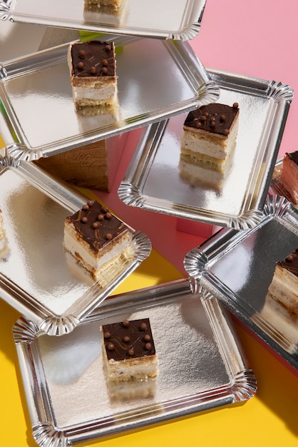 Photo gratuite vue des bonbons de boulangerie parfaitement organisés