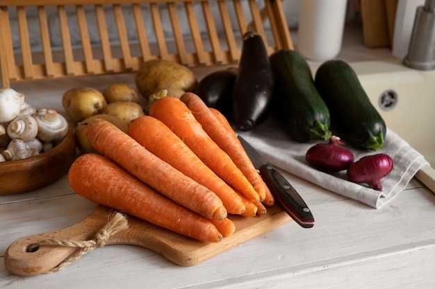 Photo gratuite vue des carottes dans la cuisine avec d'autres légumes