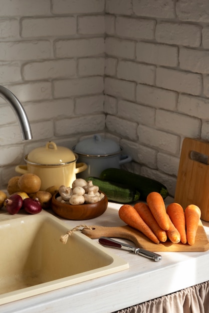 Photo gratuite vue des carottes dans la cuisine avec d'autres légumes