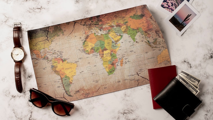 Photo gratuit vue de la carte du monde et des essentiels de voyage