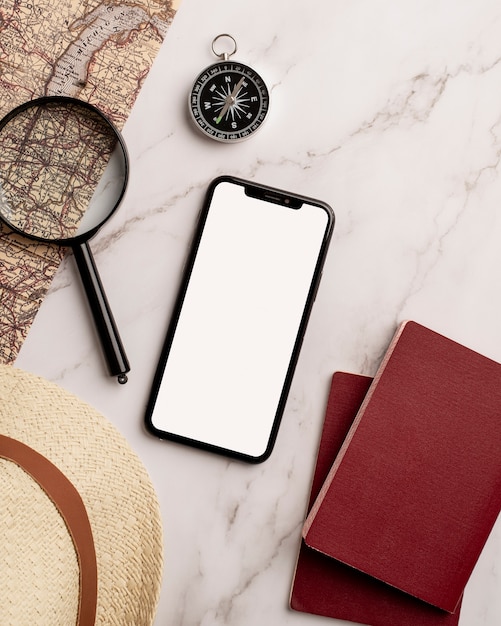 Photo gratuite vue de la carte de voyage du monde avec smartphone et loupe