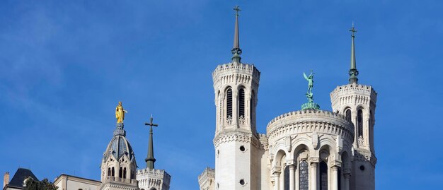 Vue célèbre de la basilique de NotreDamedeFourviere à Lyon