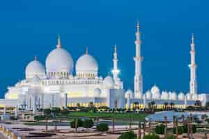 Photo gratuite vue de la célèbre mosquée sheikh zayed d'abu dhabi par nuit, émirats arabes unis.