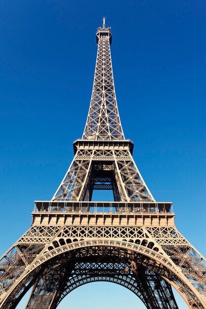 Vue de la célèbre tour Eiffel avec un ciel bleu à Paris