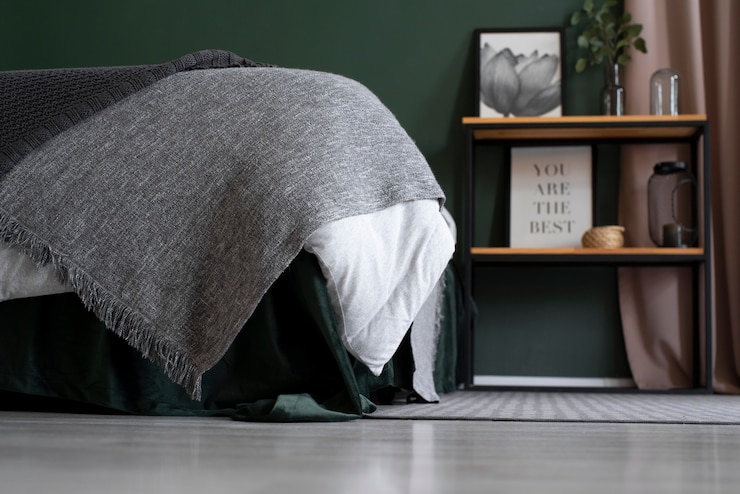 Photo gratuit vue de la chambre avec draps et décoration