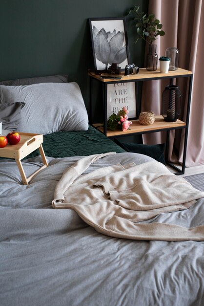 Vue de la chambre avec draps et décoration