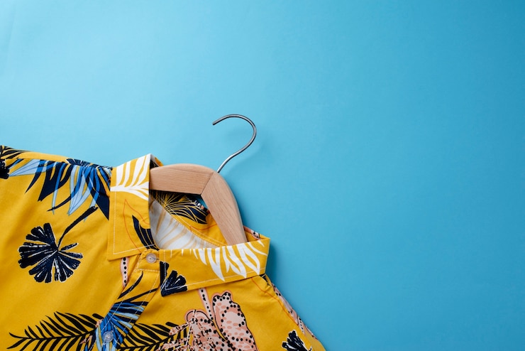 Photo gratuit vue de chemise hawaïenne avec imprimé floral sur cintre