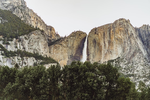 Vue des chutes depuis la vallée de Yosemite. Chutes de Yosemite