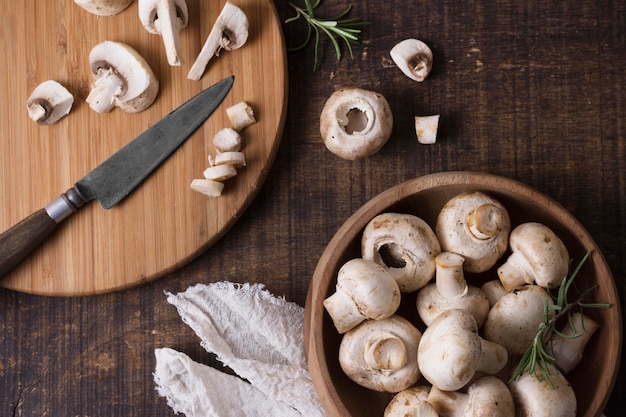 Vue ci-dessus arrangement de champignons sains