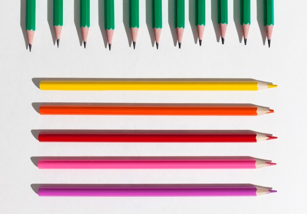 Vue ci-dessus arrangement de crayons colorés