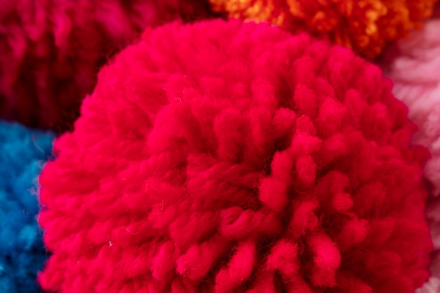 Vue ci-dessus arrangement de pompons colorés