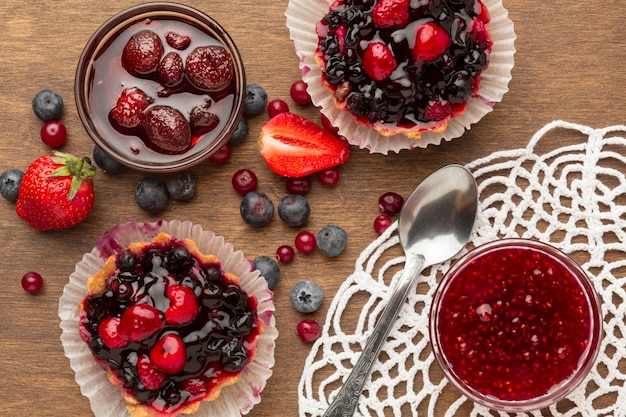 Photo gratuite vue ci-dessus arrangement de tartes aux fruits