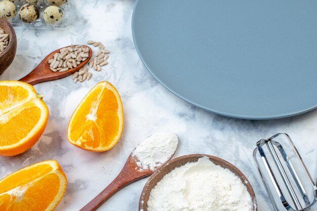 Vue ci-dessus de l'assiette vide et des ingrédients pour les aliments sains sur une table bleu blanc