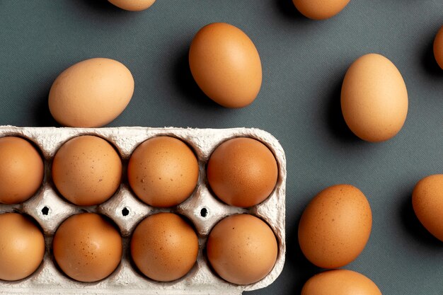 Vue ci-dessus carton d'œufs avec des œufs