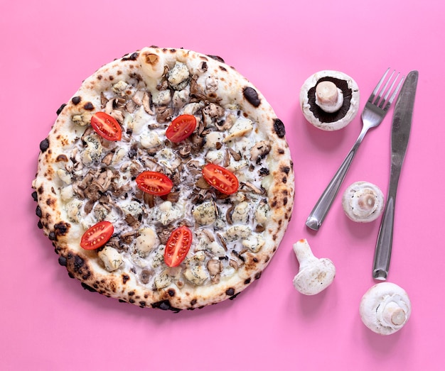 Photo gratuite vue ci-dessus pizza sur fond rose