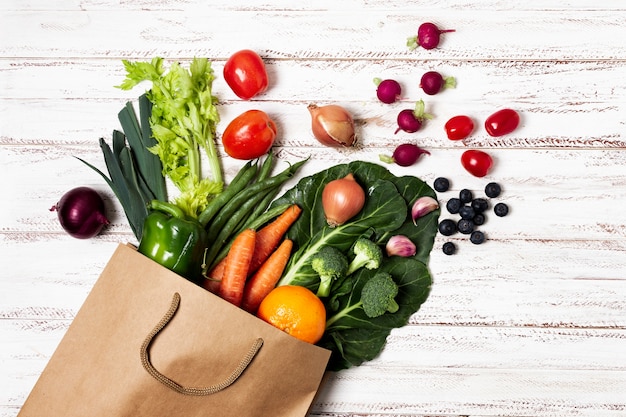 Vue ci-dessus sac de papier avec des légumes