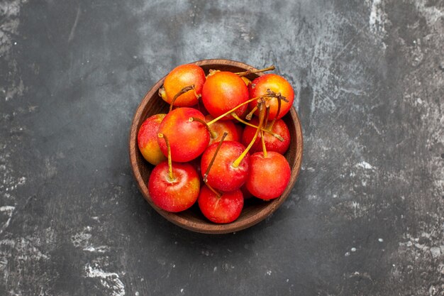 Vue ci-dessus de tomates fraîches dans un bol marron