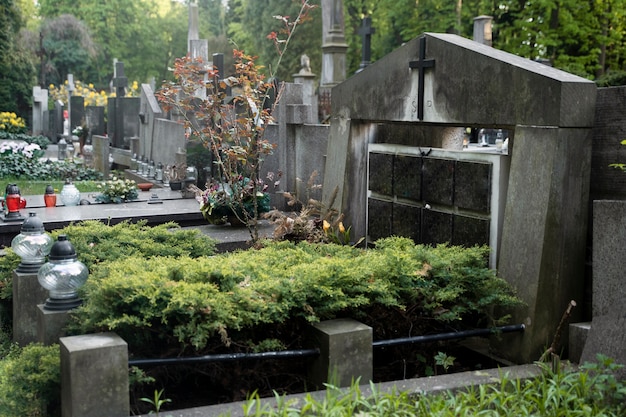 Photo gratuite vue d'un cimetière avec des pierres tombales