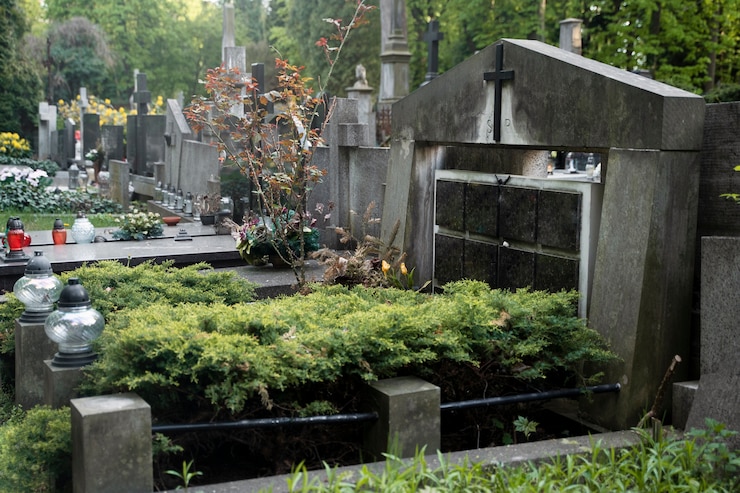 Photo gratuit vue d'un cimetière avec des pierres tombales
