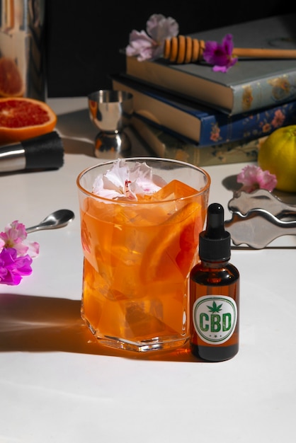 Photo gratuite vue d'un cocktail alcoolique avec infusion d'huile de cbd