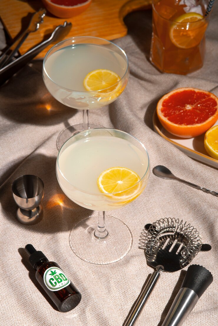 Photo gratuit vue d'un cocktail alcoolique avec infusion d'huile de cbd