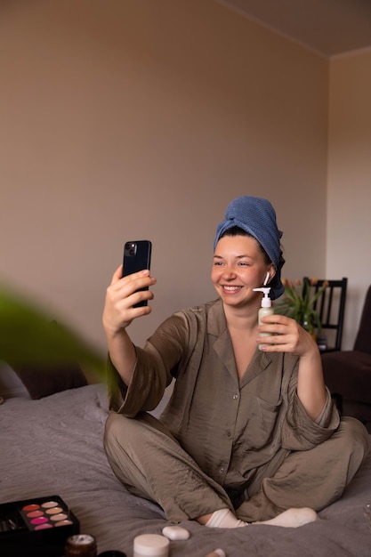 Vue complète du sourire femme parler au téléphone