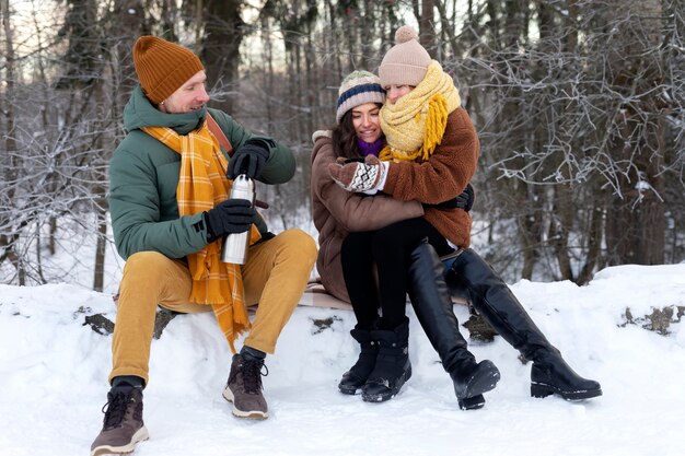 Vue complète de la famille heureuse dans la nature