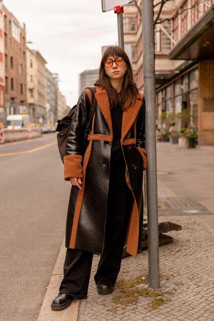 Vue complète de la femme d'affaires en lunettes de soleil orange