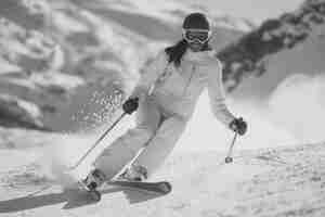 Photo gratuite vue complète de la femme en train de skier monochrome