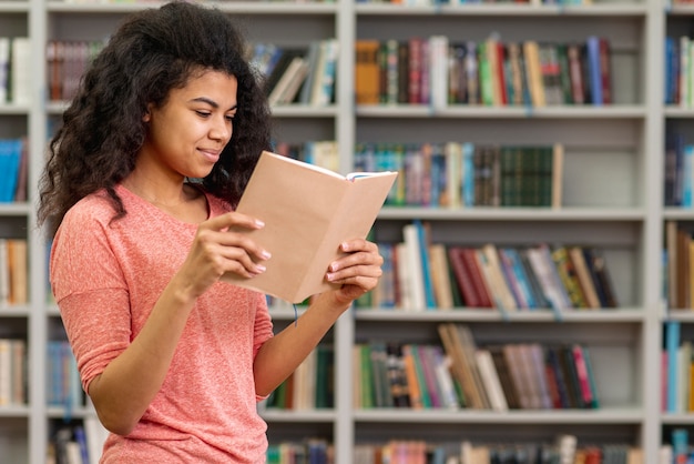 Vue côté, adolescente, lecture