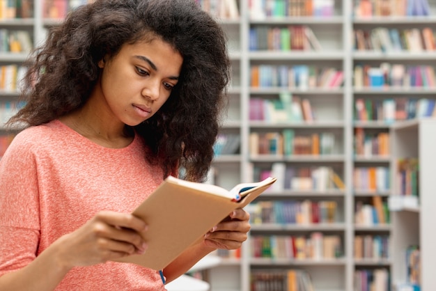 Vue côté, adolescente, lecture