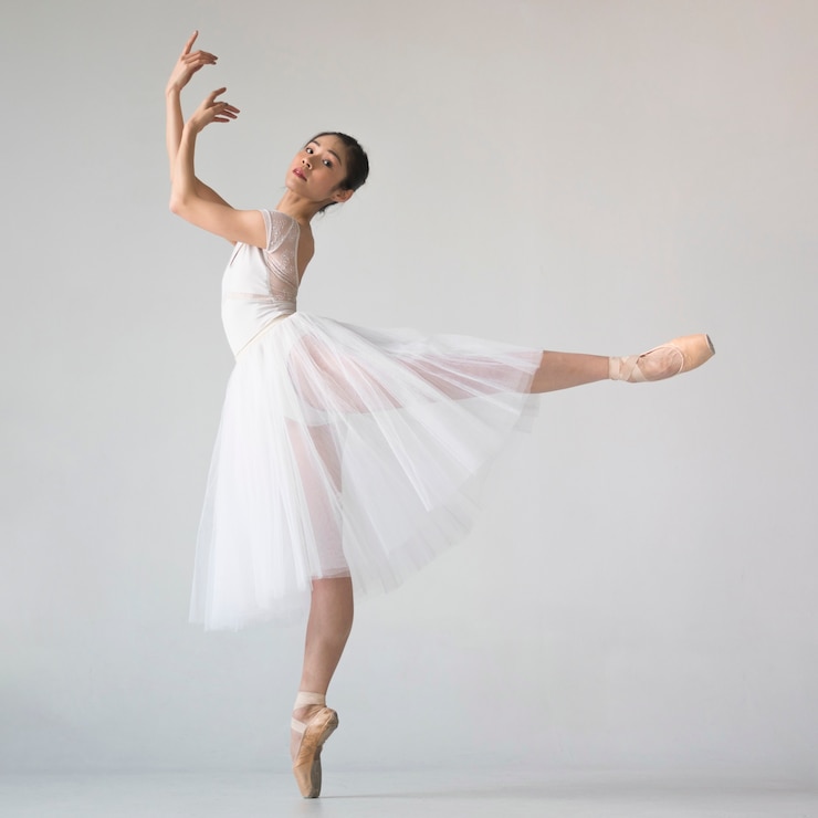 Photo gratuit vue côté, de, ballerine, dans, robe tutu, poser