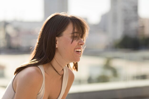 Vue côté, beau, smiley, femme, poser